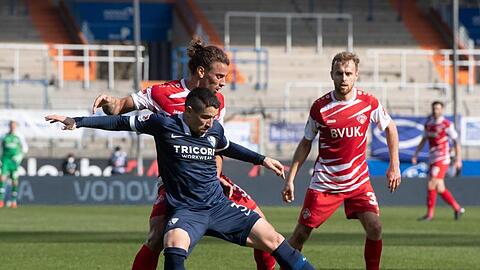 Danilo Soares (vorne) vom Vfl Bochum und Niklas Hoffmann von den Würzburger Kickers kämpfen um den Ball.