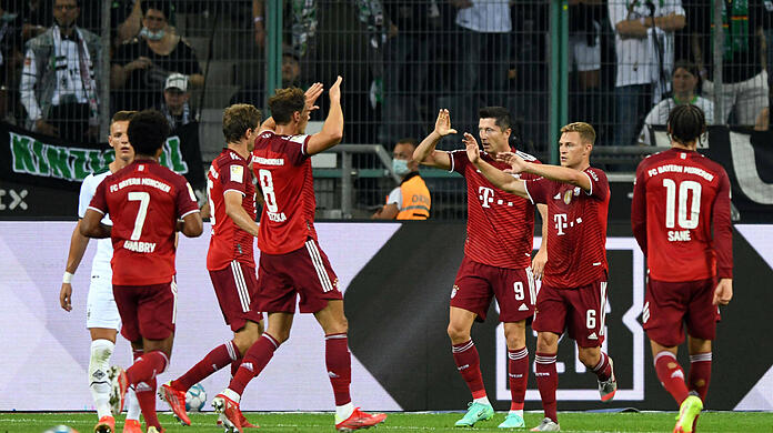 Die Bayern bejubeln den Ausgleich in Mönchengladbach - kommen aber nicht über ein Remis hinaus.