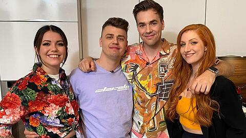 Malwanne, Papaplatte, MAX und Lara Loft (v.l.n.r.) kochen bei "Das perfekte Promi-Dinner".