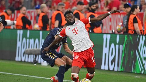 Im Rückspiel am Mittwoch bei Real Madrid wohl erneut Einwechselspieler – und im Sommer weg? Bayern-Star Alphonso Davies (r.), dessen Formkurve in den vergangenen Monaten nach unten zeigt. Sein Vertrag bei den Münchnern läuft 2025 aus.