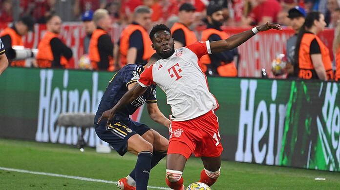 Im Rückspiel am Mittwoch bei Real Madrid wohl erneut Einwechselspieler – und im Sommer weg? Bayern-Star Alphonso Davies (r.), dessen Formkurve in den vergangenen Monaten nach unten zeigt. Sein Vertrag bei den Münchnern läuft 2025 aus.