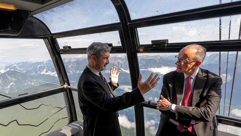 Gipfelstürmer? Bayerns Ministerpräsident Markus Söder (l., CSU) und Bundeskanzler Friedrich Merz (CDU) fahren gemeinsam mit der Seilbahngondel auf die Zugspitze.
