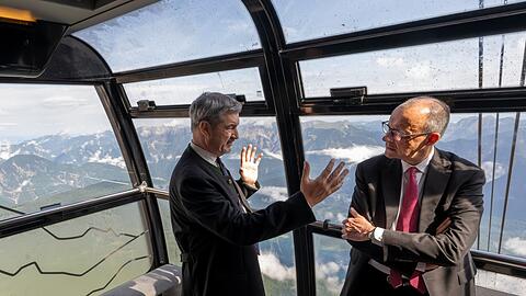 Gipfelstürmer? Bayerns Ministerpräsident Markus Söder (l., CSU) und Bundeskanzler Friedrich Merz (CDU) fahren gemeinsam mit der Seilbahngondel auf die Zugspitze.