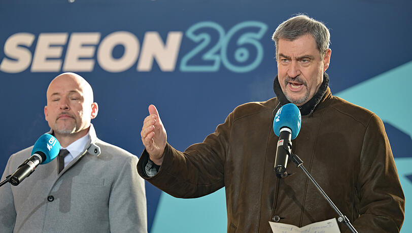 Alexander Hoffmann (l), Vorsitzender der CSU im Bundestag und Markus S&ouml;der, Vorsitzender der CSU und Ministerpr&auml;sident von Bayern, sprechen w&auml;hrend des Pressestatements zum Auftakt der Winterklausur der CSU-Landesgruppe im Bundestag im Kloster Seeon.