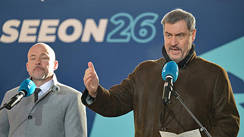 Alexander Hoffmann (l), Vorsitzender der CSU im Bundestag und Markus S&ouml;der, Vorsitzender der CSU und Ministerpr&auml;sident von Bayern, sprechen w&auml;hrend des Pressestatements zum Auftakt der Winterklausur der CSU-Landesgruppe im Bundestag im Kloster Seeon.