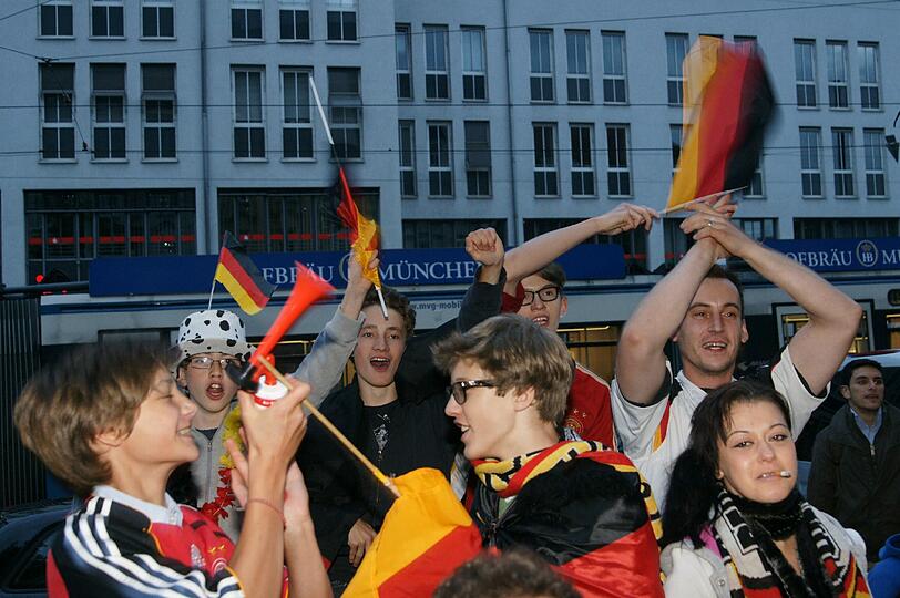 Schade Holland: So feiert München nach dem 2:1-Sieg der Deutschen Fußball-Nationalmannschaft gegen die Niederlande. Die besten Bilder aus der Leopoldstraße und diversen Münchner "EM-Kneipen".