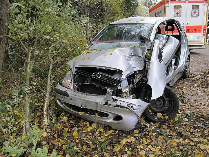 Eine junge Frau verliert die Kontrolle über ihren Wagen und rast gegen einen Baum - die Bilder von der Unfallstelle.