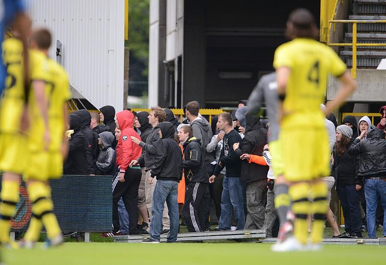 14.07.2012 Wenige Augenblicke vor dem geplanten Anstoß eines Testspiels von Borussia Dortmund beim belgischen Vizemeister FC Brügge (1:3) brechen Krawalle zwischen belgischen Fans und 50 BVB-Anhängern aus. Dabei gehen die Ranadalierer auch mit den Eckfahnen aufeinander los und brennen Benaglos ab. Der Schiedsrichter schickt beide Mannschaften vorübergehend wieder in die Kabinen.