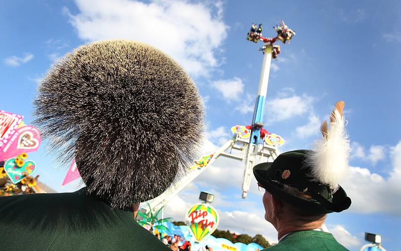 Nicht nur in den Zelten ist die Stimmung ausgelassen. Auch auf der Festwiese haben die Besucher eine Menge Spaß.