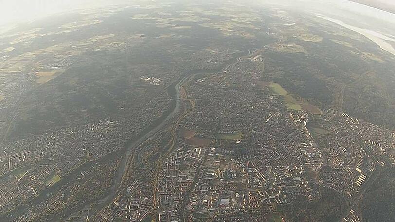 Die Stadt wird immer kleiner. Doch nicht nur die Struktur verrät, dass es München ist. Zwei bekannte Orte sind noch ganz deutlich zu sehen...