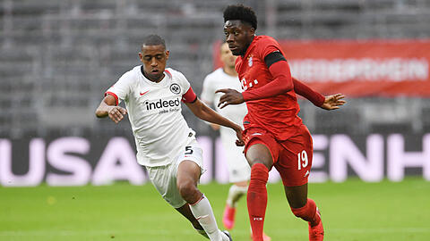 Schnell wie der Blitz: Bayerns Alphonso Davies (r.).