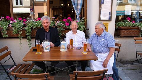 Ein Kanzlerkandidat muss überall funktionieren, coronabedingt muss im Wahlkampf der Biergarten reichen. OB Reiter mit Olaf Scholz und Rudi Färber vorm Sedlmayr.