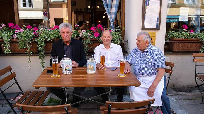 Ein Kanzlerkandidat muss überall funktionieren, coronabedingt muss im Wahlkampf der Biergarten reichen. OB Reiter mit Olaf Scholz und Rudi Färber vorm Sedlmayr.