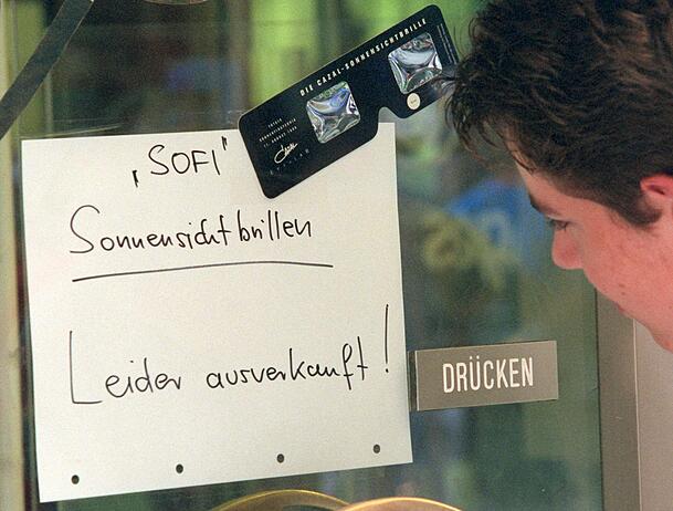 1999: "Sonnenfinsternis Sonnensichtbrillen leider ausverkauft" – ein großes Thema damals vor der totalen Sofi 1999. 1999: "Sonnenfinsternis Sonnensichtbrillen leider ausverkauft" – ein großes Thema damals vor der totalen Sofi 1999.