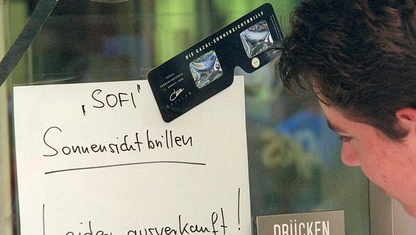 1999: "Sonnenfinsternis Sonnensichtbrillen leider ausverkauft" – ein großes Thema damals vor der totalen Sofi 1999. 1999: "Sonnenfinsternis Sonnensichtbrillen leider ausverkauft" – ein großes Thema damals vor der totalen Sofi 1999.