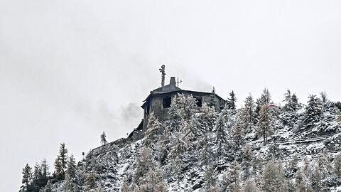 Das Feuer beschädigte das historische Gebäude schwer. Das Feuer beschädigte das historische Gebäude schwer.