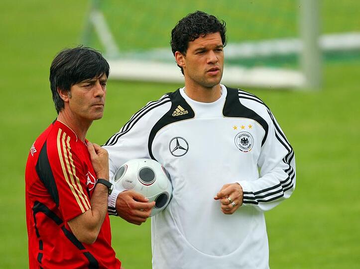 Weiter auf einer Linie? Bundestrainer Joachim Löw mit dem Kapitän a.D., Michael Ballack (r.).