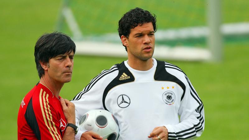 Weiter auf einer Linie? Bundestrainer Joachim Löw mit dem Kapitän a.D., Michael Ballack (r.). Weiter auf einer Linie? Bundestrainer Joachim Löw mit dem Kapitän a.D., Michael Ballack (r.).