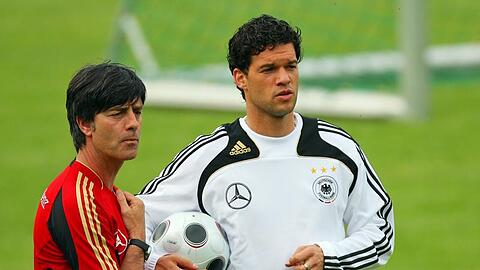 Weiter auf einer Linie? Bundestrainer Joachim Löw mit dem Kapitän a.D., Michael Ballack (r.).