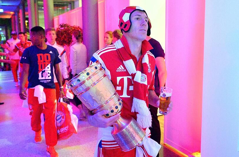 Matchwinner und BVB-Schreck: Arjen Robben mit dem DFB-Pokal.