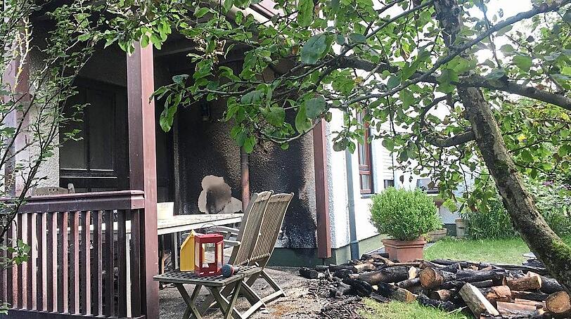Das Einfamilienhaus in Unterhaching am Tag danach: Das Feuer hat einen Schaden von etwa 20 000 Euro angerichtet.