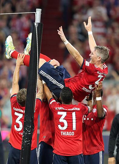 Bastian Schweinsteiger (oben) lässt sich nach seinem Tor zum 4:0 für den FC Bayern feiern.