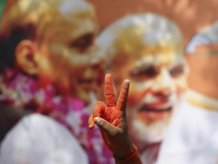 Eine Hand zeigt das Victory-Zeichen vor dem Parteigebäude der hindu-nationalistischen Regierungspartei Bharatiya Janata Party (BJP).