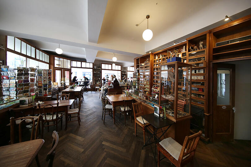 Die Theken mit den Auslagen stammen noch vom Textil- und Kurzwarenladen Mier. Das Café Marais hat ihnen ganz neues Leben eingehaucht.
