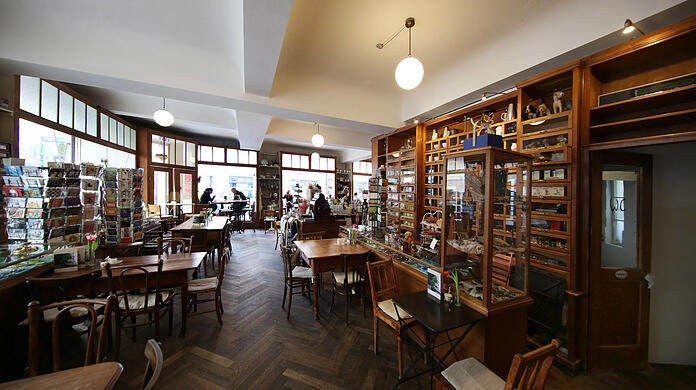 Die Theken mit den Auslagen stammen noch vom Textil- und Kurzwarenladen Mier. Das Café Marais hat ihnen ganz neues Leben eingehaucht.