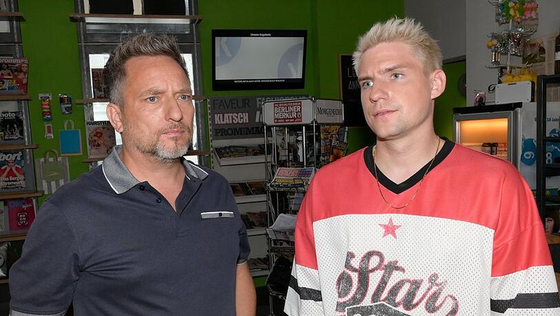 "GZSZ": Moritz (r.) hat das Gefühl, dass Michi (l.) Yvonne mit seinen Plänen überfordert.