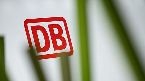 Eine Bahnbr&uuml;cke &uuml;ber einer Stra&szlig;e ist von einem Lastwagen oder anderem gro&szlig;en Fahrzeug von unten touchiert worden. (Symbolbild)