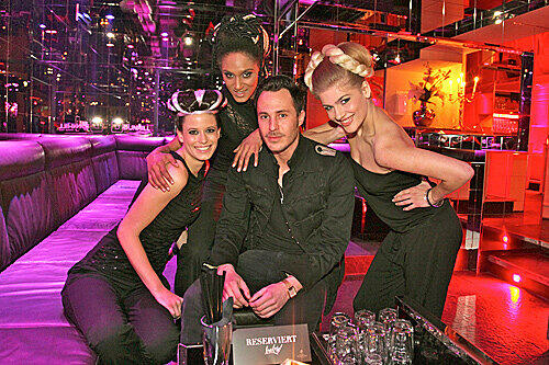 Oh, Baby! Club-Chef Nikias Hofmann präsentiert mit den drei sexy Models Rebekka, Mame und Emelie das neue VIP-Obergeschoss im „Baby!".