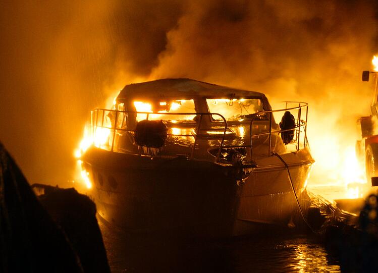 ...um die Flammen zu bekämpfen.