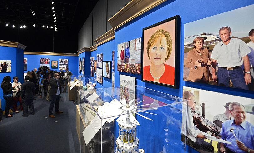 George W. Bush zeigt seine Bilder!