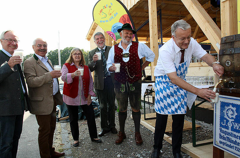 Auch wenn die Milch auf dem ZLF eine große Rolle spielt, gibt es natürlich auch Bier zu trinken - dann halt vom Bio-Bauern.