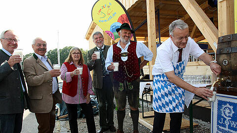 Auch wenn die Milch auf dem ZLF eine große Rolle spielt, gibt es natürlich auch Bier zu trinken - dann halt vom Bio-Bauern.