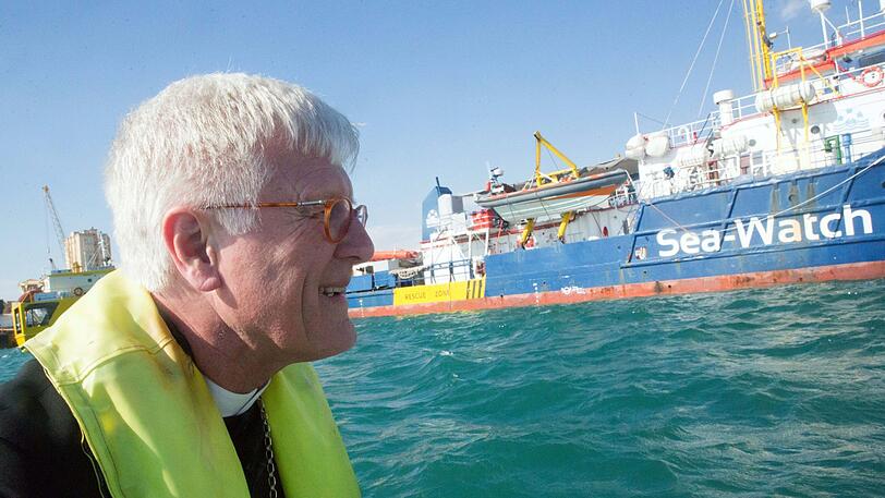 Anfang Juni vor Sizilien: Heinrich Bedford-Strohm ist auf einem Schlauchboot unterwegs zur "Sea-Watch 3". Auf das Schiff darf er damals nicht. Es ist beschlagnahmt.