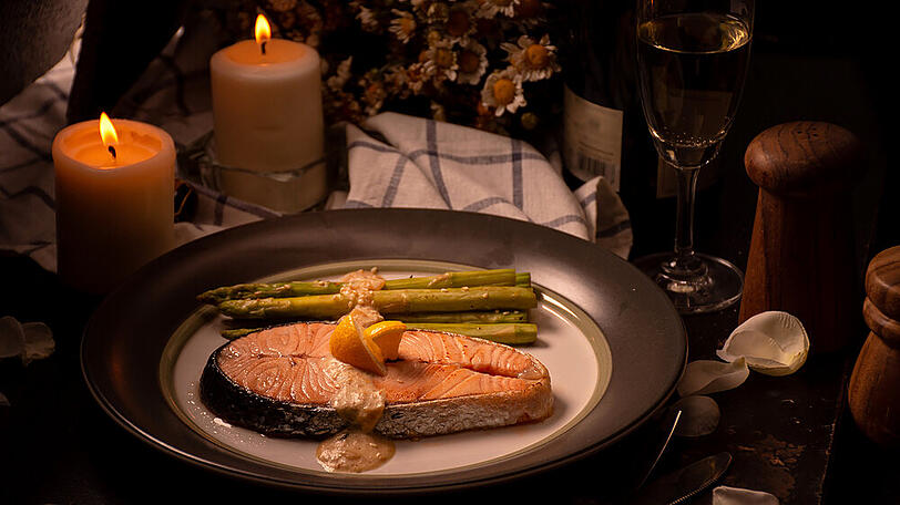 Eine gute Wahl für ein romantisches Dinner: Spargel und Lachs