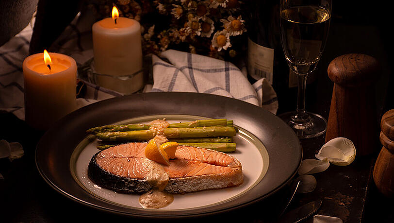 Eine gute Wahl für ein romantisches Dinner: Spargel und Lachs Eine gute Wahl für ein romantisches Dinner: Spargel und Lachs