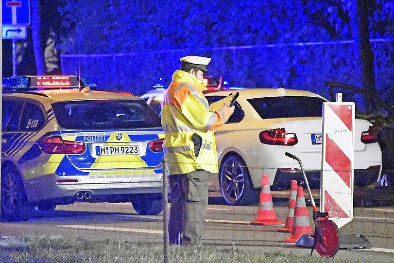 Wegen Übermüdung krachte der Fahrer eines BMW M2 in einen von der Polizei angehaltenen Mercedes und verletzte dabei zwei Beamte schwer.