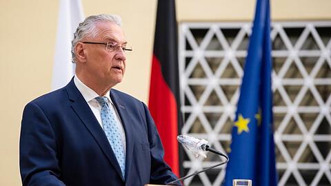 Joachim Herrmann (CSU), Innenminister von Bayern, während einer Pressekonferenz. Foto: Sven Hoppe/dpa