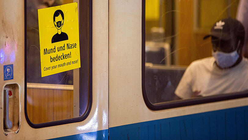 Fahrgäste sind verpflichtet, in den Zügen und beim Aufenthalt an Bahnhöfen Mund und Nase zu bedecken. Fahrgäste sind verpflichtet, in den Zügen und beim Aufenthalt an Bahnhöfen Mund und Nase zu bedecken.