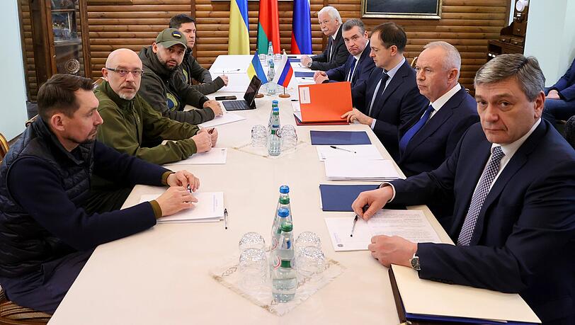 Die dritte Runde der Verhandlungen zwischen Kiew und Moskau nach dem Angriff Russlands auf die Ukraine wurde am Montagabend nach rund drei Stunden in Belarus beendet.