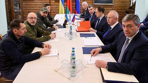 Die dritte Runde der Verhandlungen zwischen Kiew und Moskau nach dem Angriff Russlands auf die Ukraine wurde am Montagabend nach rund drei Stunden in Belarus beendet.