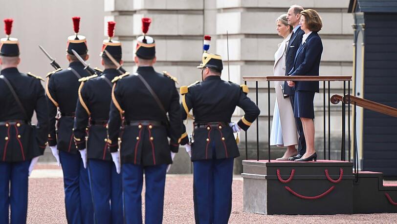 Prinz Edward und Herzogin Sophie (hinten Mitte und hinten links) haben Charles in London vertreten.