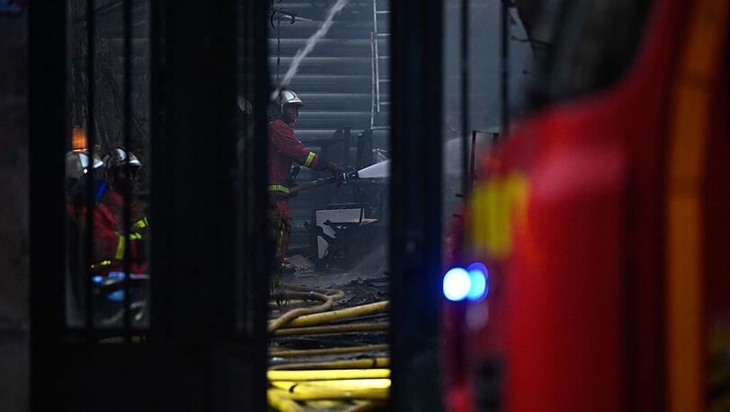 Die Feuerwehr brachte den Brand in der Markthalle unter Kontrolle.