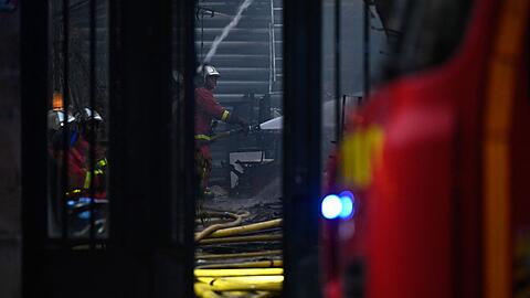 Die Feuerwehr brachte den Brand in der Markthalle unter Kontrolle.