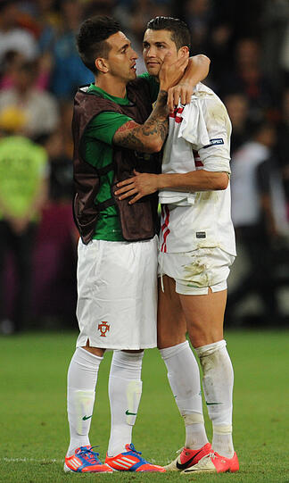 EM 2012: Halbfinalaus gegen Spanien. Wie bitter für Ronaldo - wieder gibt's keinen Titel mit Portugal. Diesmal scheiterte er im Elfmeterschießen an Spanien. Aber Cristiano hat nicht nur die Haare schön, keiner leidet so schön wie der Superstar von Real Madrid.