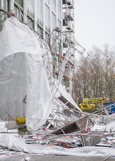 In Taufkirchen riss der Orkan ein Gerüst um.