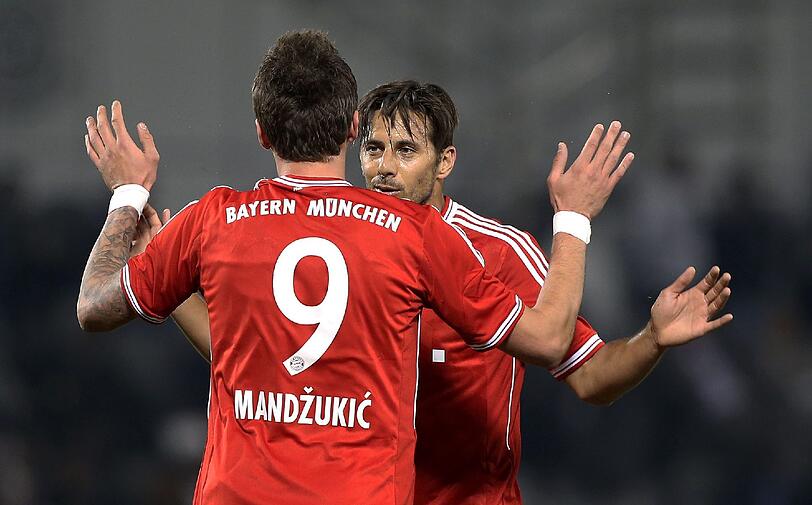 Mario Mandzukic freut sich über das 2:0 durch Claudio Pizarro
